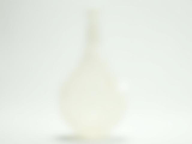 한국 전통 백자에서 영감을 받은 유리병